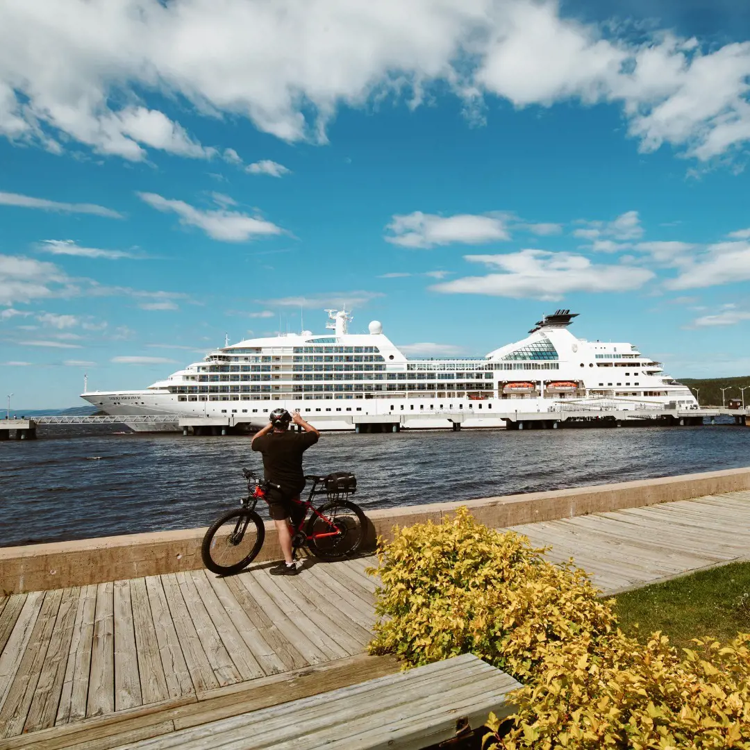 A cyclist looking at Seabourn Quest.