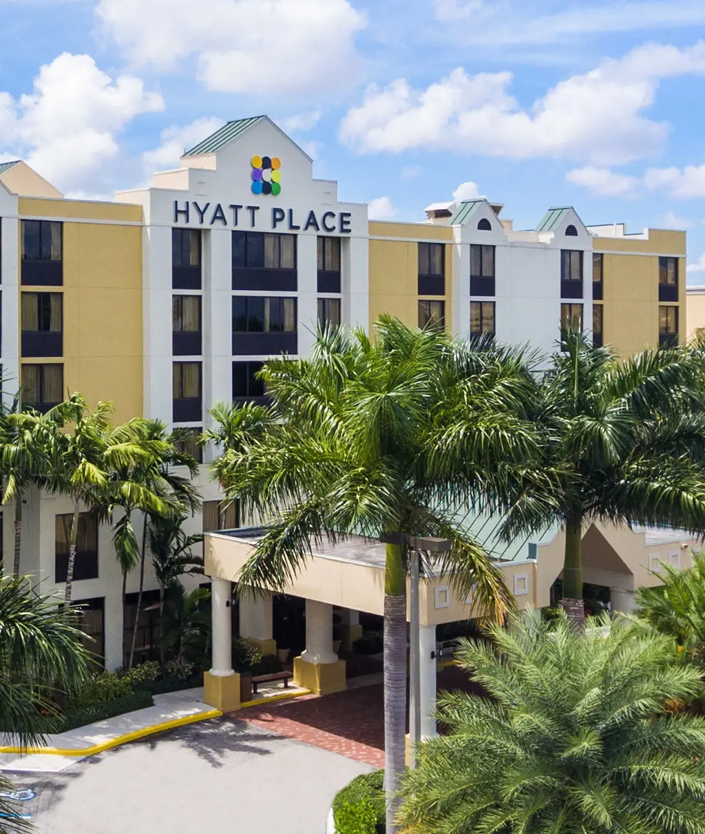 Front view of Hyatt Place Ft. Lauderdale 17th Street Cruise Port