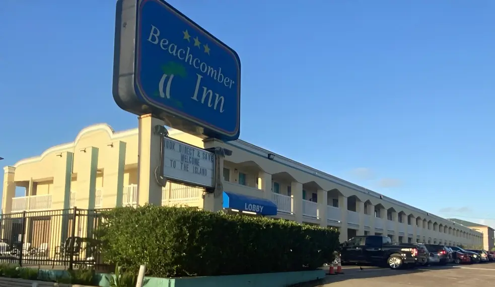 Beachcomber Inn by the Beach is close to Randall’s Grocery Store