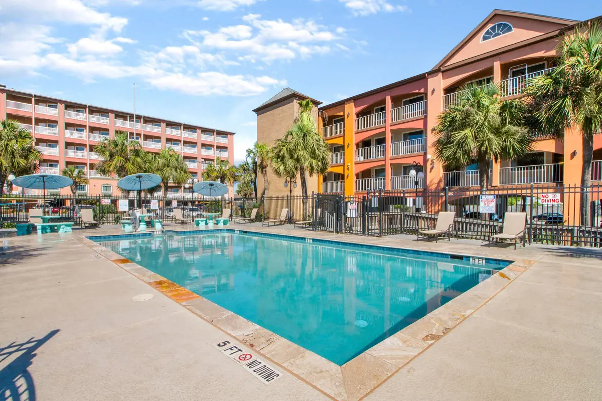 Beachfront Palms Hotel is situated close to Galveston Schlitterbahn Waterpark