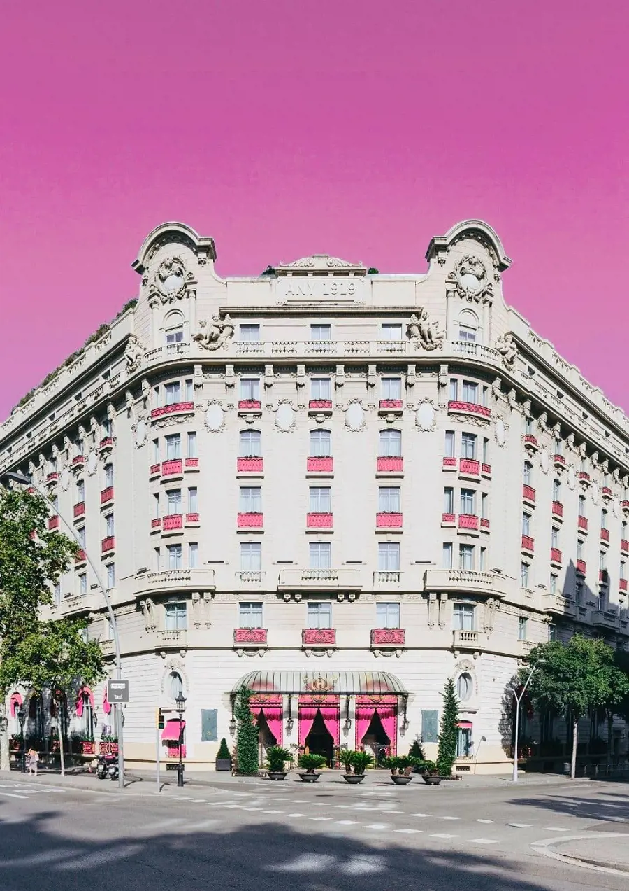 El Palace Hotel Barcelona decorated in pink to support the awareness of World Breast Cancer Day.