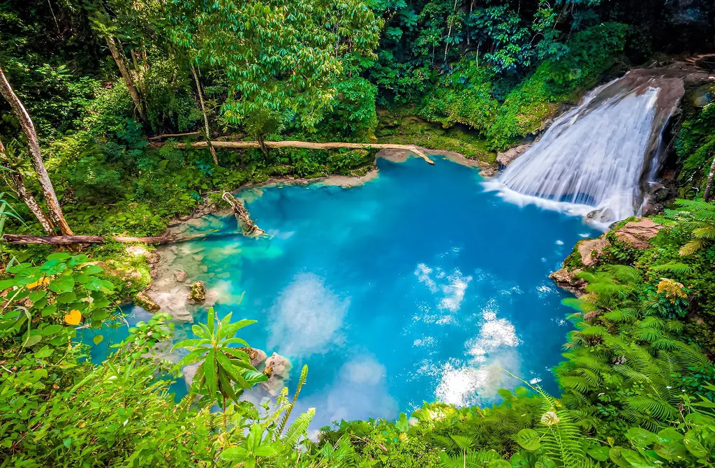 Blue Hole is blue due to the natural limestone sinkholes