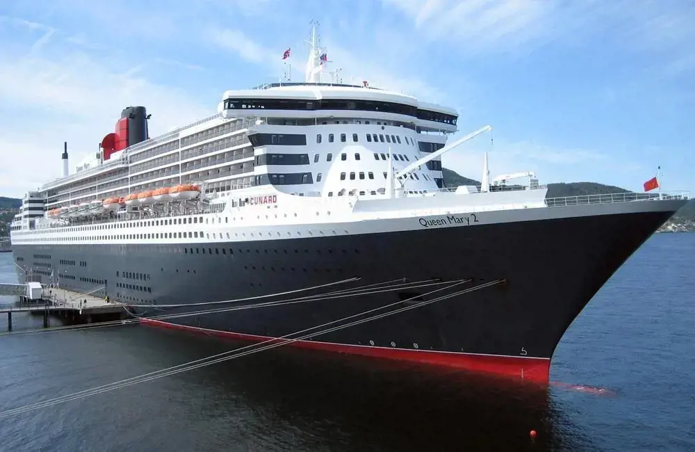 Queen Mary 2 sails under the flagship of Bermuda