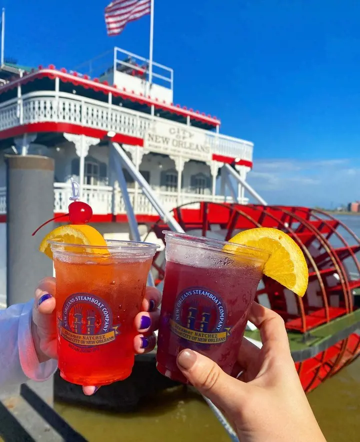 Weekends turns out to be majestic in dinner cruises.